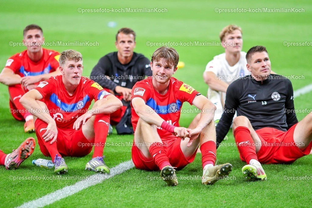 S0413092501224 | 13.09.2025, Fußball, FC Schalke 04 - Holstein Kiel, 5.Spieltag, 2. Fußball Bundesliga, Veltins-Arena Gelsenkirchen, Saison 2025 2026: Kasper Davidsen (Holstein Kiel #15) und Magnus Knudsen (Holstein Kiel #24) sitzten glücklich nach dem 1:0 Sieg auf dem Spielfeld DFB regulations prohibit any use of photographs as image sequences and or quasi-video.