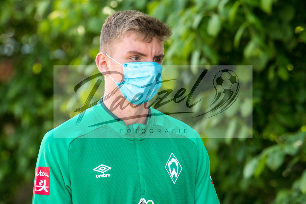 TRASVW20200521_0110 | Fussball, Herren: Nick Woltemade (Werder Bremen) schaut auf dem Weg in die Kabine vom Trainingsplatz am 21.05.2020 in Bremen, Deutschland. - Realisiert mit Pictrs.com