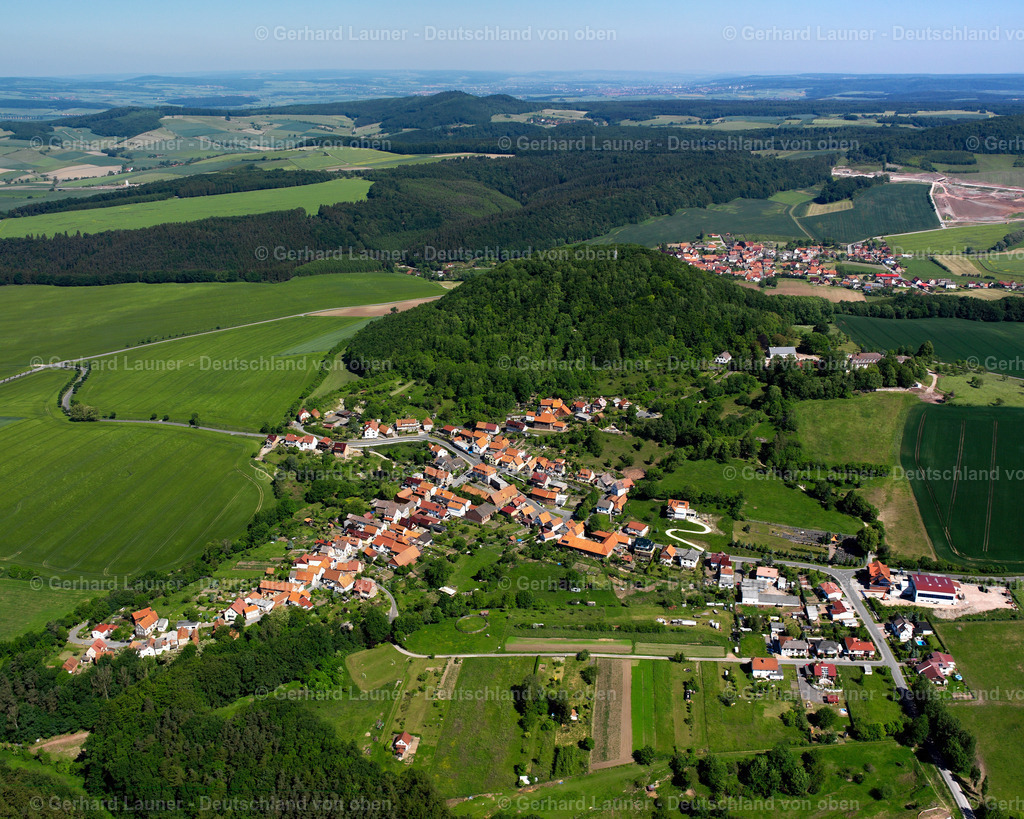 2634034 | MARTH 09.06.2006 Landwirtschaftliche Nutzflächen und Feldgrenzen  umsäumen das Siedlungsgebiet des Dorfes in Marth im Bundesland Thüringen, Deutschland // Agricultural land and field boundaries surround the settlement area of the village  in Marth in the state Thuringia, Germany Foto: Gerhard Launer
