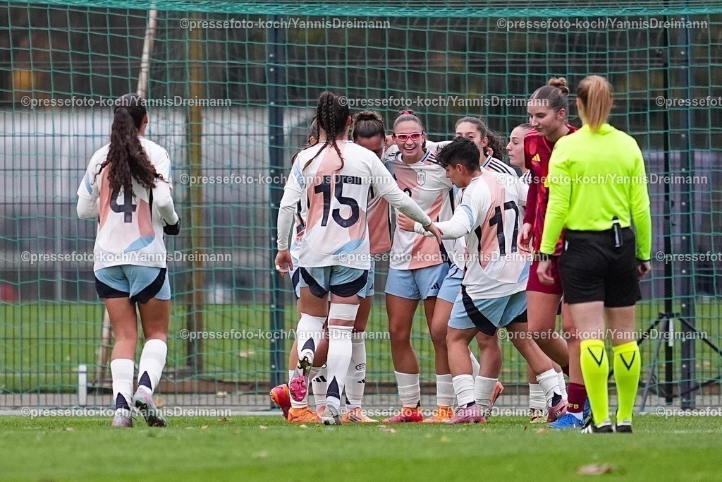 xYDRx02122501049 | 02.11.2025, xydrx, Fußball, Länderspiel, EM-Qualifikation U19-Frauen, Deutschland - Spanien, Sportschule Wedau: Torjubel nach dem Tor zum 5:0 für Spanien durch Torschütze Noa Jimenez (ESP #2) zusammen mit zusammen mit Iris Santiago (ESP #11) und Natalia Escot (ESP #20) und Elene Gurtubay (ESP #21) Nerea Carmona (ESP #15) und Emma Moreno (ESP #17)DFB regulations prohibit any use of photographs as image sequences and or quasi-video.Photo: xYannisxDreimannxPressefotoKochx
