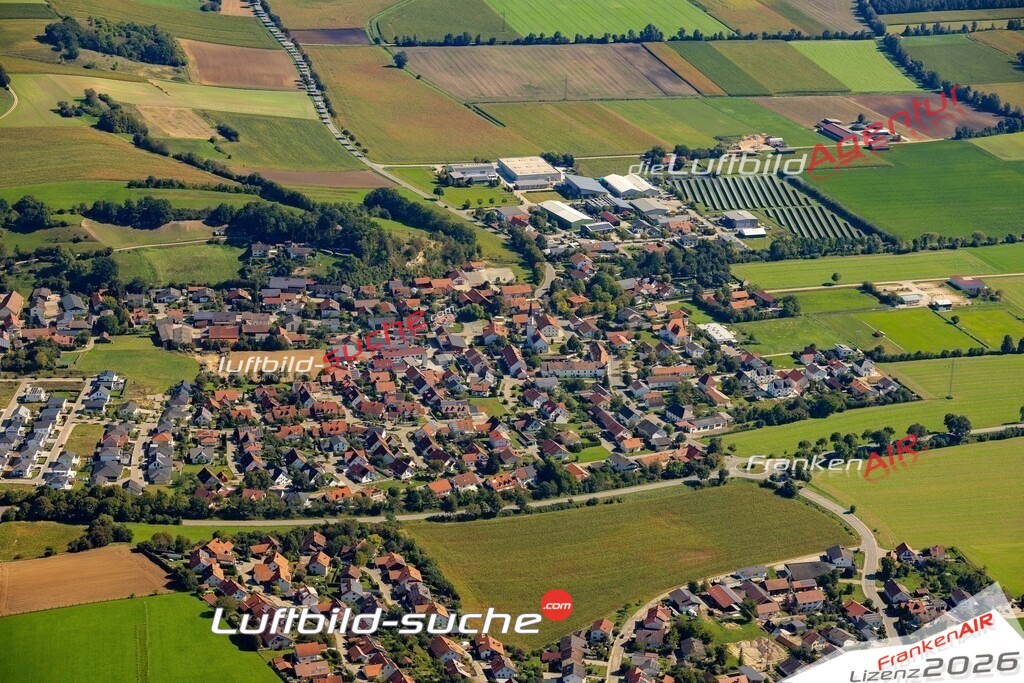 Das Luftbild zeigt : Wohngebiet Immobilie Weng - Die Luftaufnahme wurde 2023 vom UL-Flugzeug aus erstellt ( keine Drohne ) - Hochauflösende Luftaufnahme - Für grossformatige Ausdrucke geeignet. Die Geschenkidee !Mit Lizenz und Bildrechte bestellbar