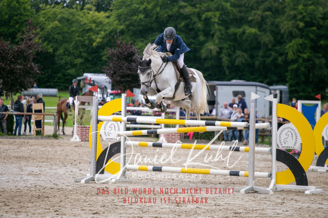 IMG_5787 | Deine Turnierfotos vom Reitturnier online kaufen: Dressur, Springen & Siegerehrung. Professionelle Pferdefotografie aus dem Rheinland – als Download & Print.Alternative: Turnierfotograf für den Pferdesport: Finde deine Fotos von Dressur- und Springturnier