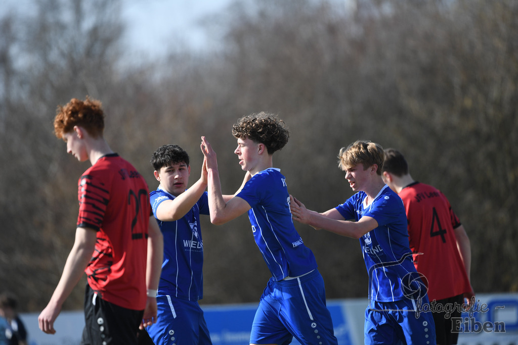 FC Rastede-JFV Leer | Bezirksliga B-Jugend; FC Rastede (blau)-JFV Leer (rot) am 08.03.2025; in Rastede (Sportanlage Köttersweg), Photo: Philip Eiben 2025 - Realisiert mit Pictrs.com