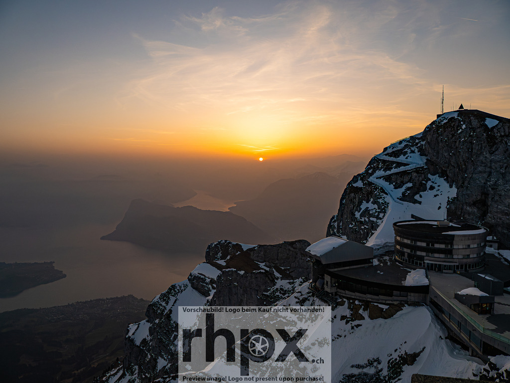 Sonnenaufgang am Pilatus | Stimmungsvolle Fotokunst aus Luzern. Erlebe den Pilatus, den See und die Stadt Luzern in exklusiven Aufnahmen in der Fotogalerie & Shop. - Realisiert mit Pictrs.com