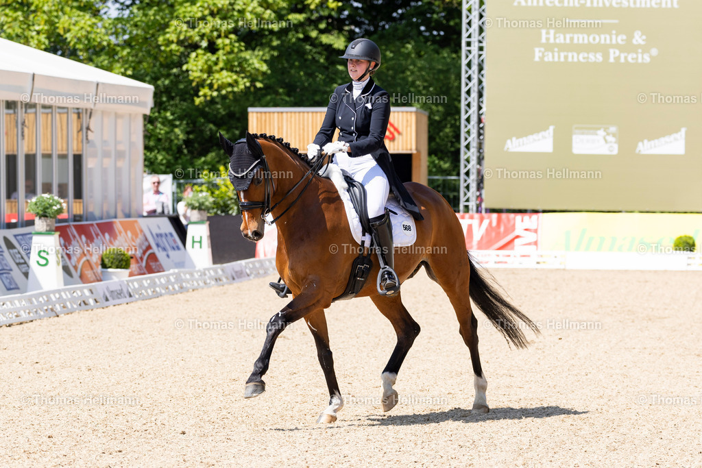 TH_568-NICOLAYSEN Cara (GER)_ Sun of my heart_17958 | Deutsches Spring- und Dressur-Derby 2024 am 10.05.24 in Hamburg, 568NICOLAYSEN Cara (GER), Sun of my heart
