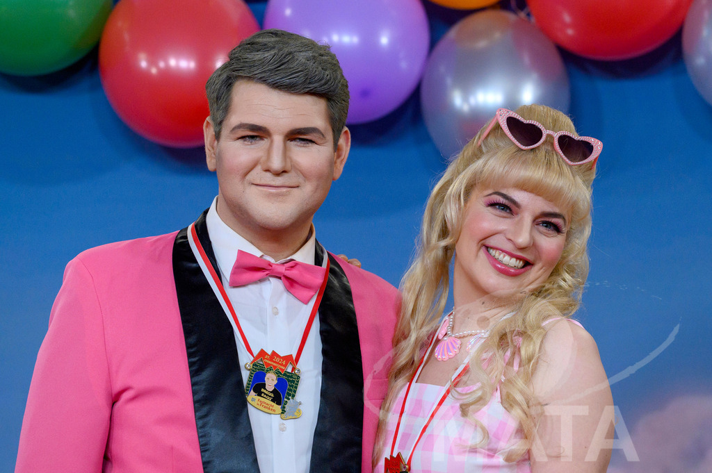 _DWA1771 | Politikerin Katharina Schulze (Grüne) mit ihrem Stellvertreter Johannes Becher (links) bei der TV-Sendung Fastnacht in Franken 2024. Veitshöchheim, 02.02.2024 Bayern Deutschland - Realisiert mit Pictrs.com