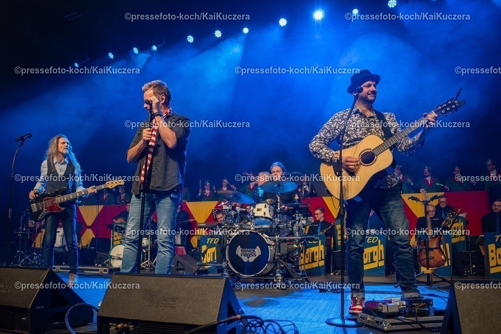 KKU25012501041 | 25.01.2025, xkkux, Düsseldorf, Karnevalsveranstaltung - Die Lachende in der Mitsubishi Electric HALLE. Die Band Black Föös performt bei ihrem Auftritt. 