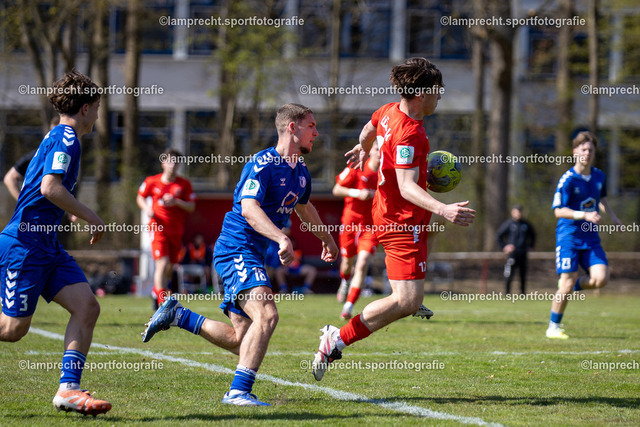 Fußball I Junioren I Saison 2025-2026 I DFB-Nachwuchsliga I 8. Spieltag I JFV Lübeck - 1. FC Magdeburg 100 | v.l. Max Adrian (16, 1. FC Magdeburg), Yannic Tiessen (12, JFV Lübeck) - Realisiert mit Pictrs.com