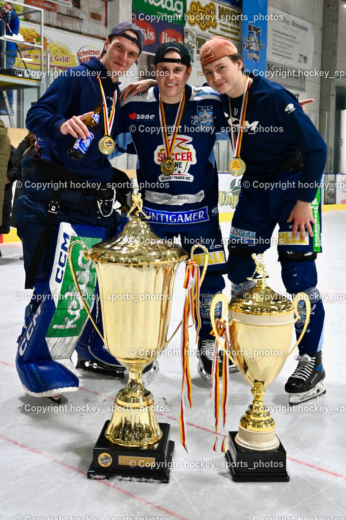 ESC SOCCERZONE STEINDORF vs. 1. EHC Althofen | #70 Moser Lukas ESC Steindorf, #46 Maurer Julian ESC Steindorf, #72 Hobitsch Samuel ESC Steindorf, ESC SOCCERZONE STEINDORF vs. 1. EHC Althofen, Siegerehrung ESC SOCCERZONE STEINDORF & 1. EHC Althofen am 08.03.2025 in Steindorf (Ossiachersee Halle), Austria, (Photo by Bernd Stefan)