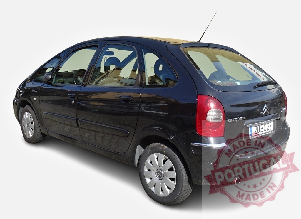 Black Citroën Xsara Picasso showing its rear part | Black Citroën Xsara Picasso parked on a white background, showing its rear part - Realized with Pictrs.com