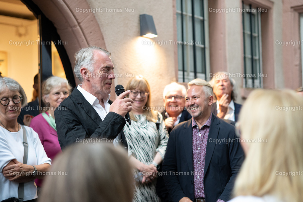 Neo-rauch-Ausstellung-museum-bensheim-art-2024065_Fotografie_Thomas_Neu | 6.7.2024, bbe, Museum Bensheim, Ausstellung Neo Rauch "im Papiergrund", hier im Dialog mit dem Museumnsleiter Dr. Jan Christoph Breitwiese (rechts) , Bild: Thomas Neu