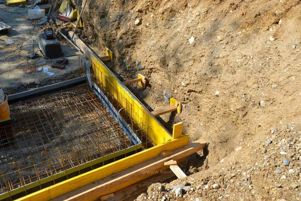 Schalung und Bewehrung Bodenplatte | Betonierfertig bewehrte und geschalte Bodenplatte mit Fugenband für wasserdichte Ausführung
