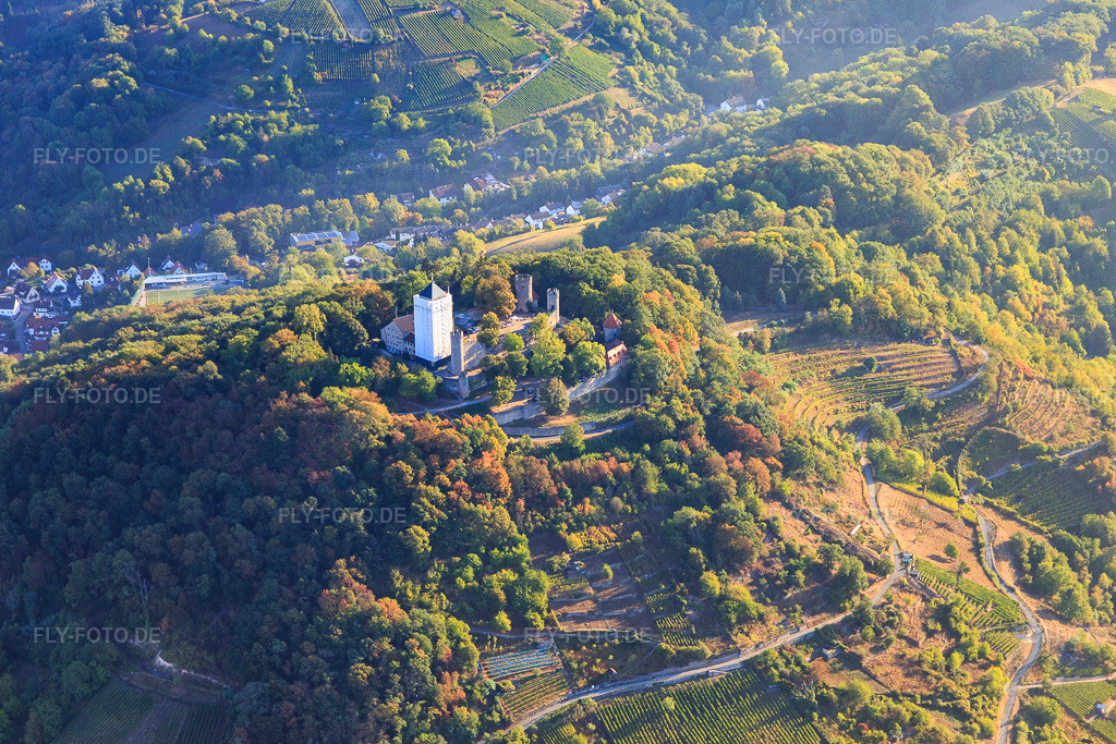 Luftbild: Starkenburg mit eingerüstetem Bergfried aus Süden in Heppenheim im Bundesland Hessen in Deutschland. – Foto: IMG_110924.jpg vom 08.09.2018 durch Werner Riehm/FLY-FOTO.de – Auflösung des Originals: 5472 x 3648 px – DJH Jugendherberge Starkenburg / Heppenheim