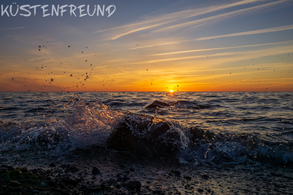 Sonnenuntergang am Meer XI // Fotoserie Sunset & Splash | Entdecke deine Lieblingslandschaft von der Küste – auf Ostsee Leinwand, Nordsee Leinwand, Alu Dibond oder Acrylglas, passend für jeden Geschmack und Raum.