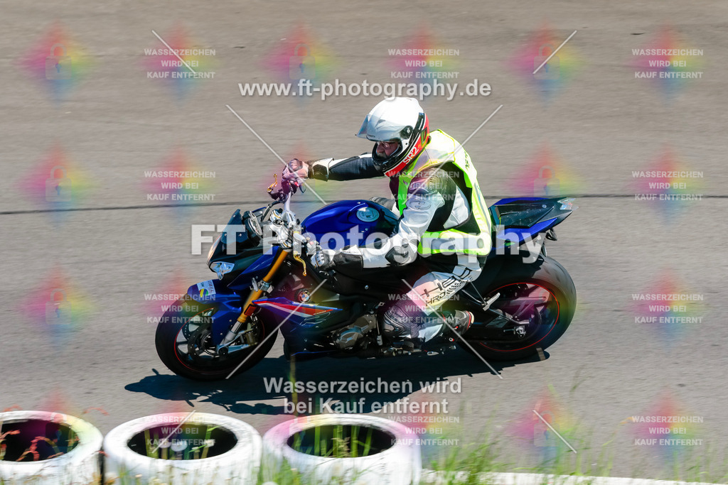Moto-TeamOBK-22424 | Hier findet Ihr Bilder von Touristenfahrten auf der Nürburgring Nordschleife oder von anderen Veranstaltungen die ich besucht habe. Viel Spass beim Durch Schauen 