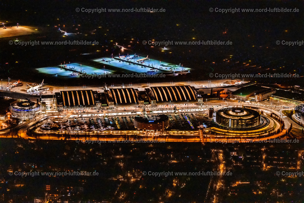 Hamburg_Fuhlsbüttel_Flughafen_Terminal_Nachtaufnahme_ELS_8011060325 | HAMBURG 06.03.2025 Nacht- Lichter und Beleuchtung Abfertigungs- Gebäude und Terminals auf dem Gelände des Flughafen " Hamburg Airport Helmut Schmidt "(ICAO-Code EDDH)im Ortsteil Fuhlsbüttel in Hamburg, Deutschland. Weiterführende Informationen bei: Drees & Sommer SE,  Flughafen Hamburg GmbH,  IDEA Architekten GbR,  Weber Poll Ingenieurbüro für Bauwesen GbR,  gmp International GmbH. // Night lighting dispatch building and terminals on the premises of the airport " Hamburg Airport Helmut Schmidt "(ICAO-Code EDDH) in the district Fuhlsbuettel in Hamburg, Germany. Further information at: Drees & Sommer SE,  Flughafen Hamburg GmbH,  IDEA Architekten GbR,  Weber Poll Ingenieurbuero fuer Bauwesen GbR,  gmp International GmbH. Foto: Martin Elsen