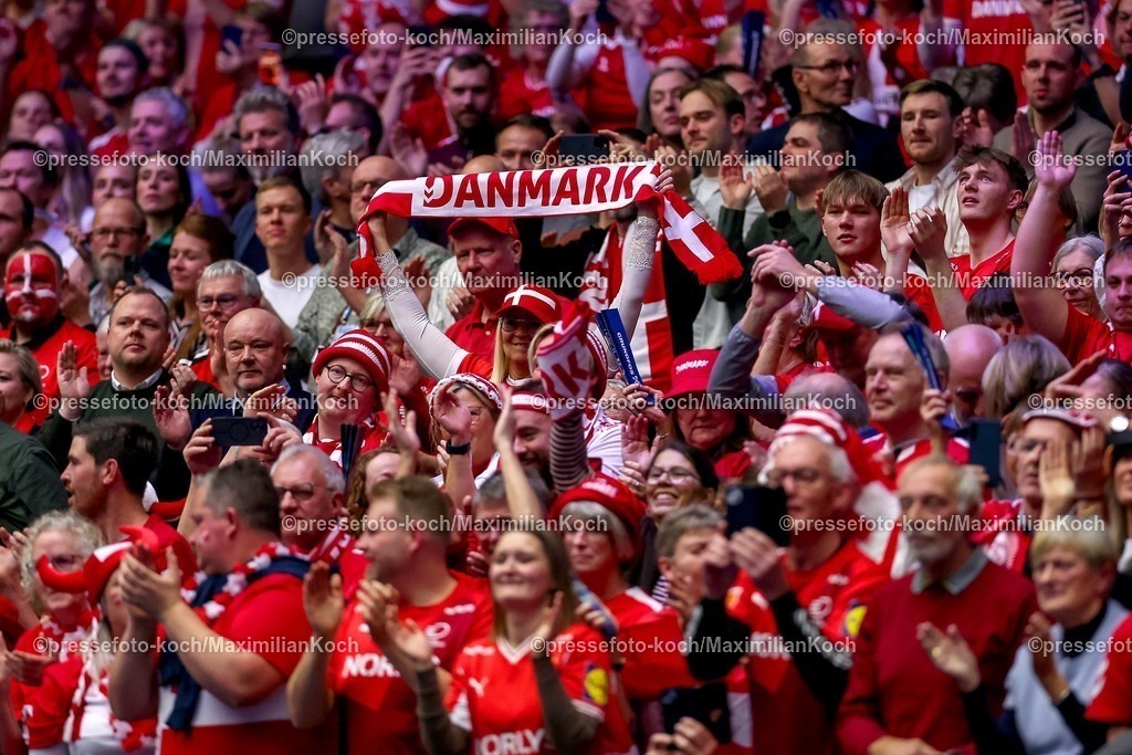 EHF22012603236 | 22.01.2026, Handball, Men's EHF EURO 2026, Frankreich - Dänemark, Jyske Bank Boxen in Herning, Dänemark, Main Round: jubelnde Fans auf der Tribüne.