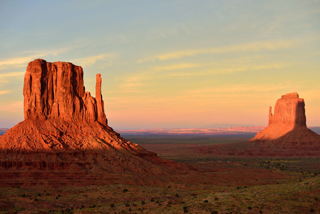 usa-2015-298 | West Mitten Butte und East Mitten Butte (rechts) im Monument Valley (USA) im letzten Abendlicht - Realisiert mit Pictrs.com
