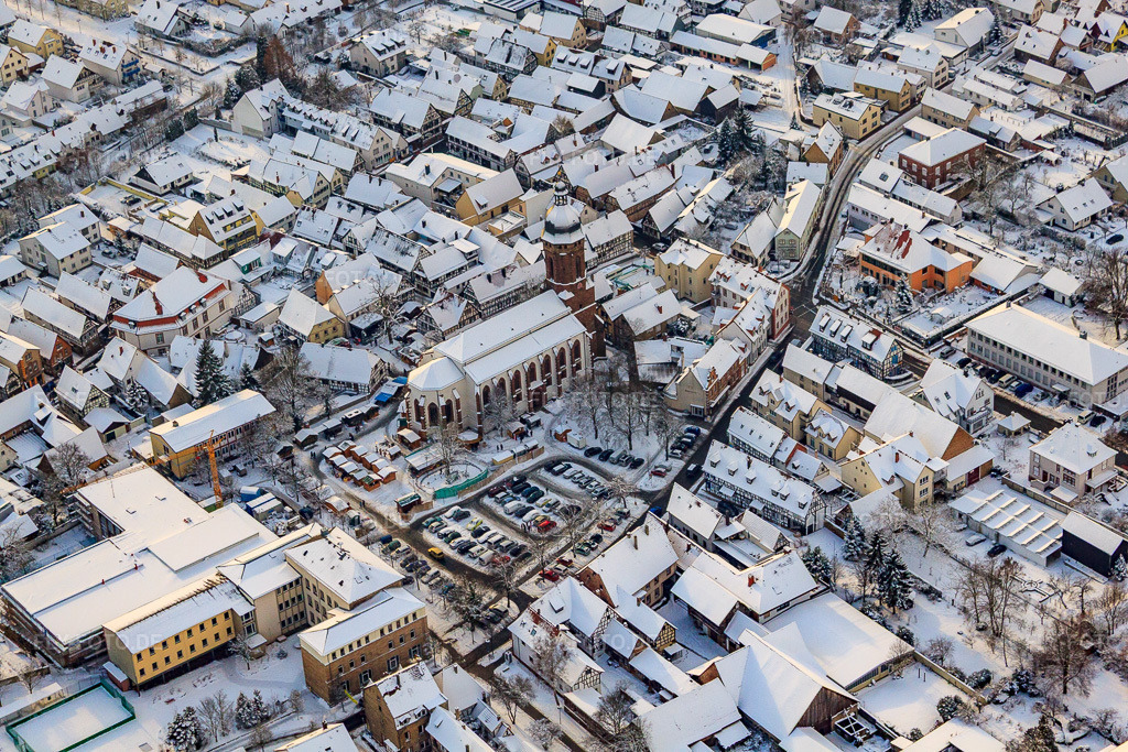 Luftbild: Christkindlmarkt am Plätzl und um die St. Georgskirche bei Schnee in Kandel im Bundesland Rheinland-Pfalz in Deutschland. Foto: IMG_35887.jpg vom 18.12.2010 durch Werner Riehm/FLY-FOTO.de