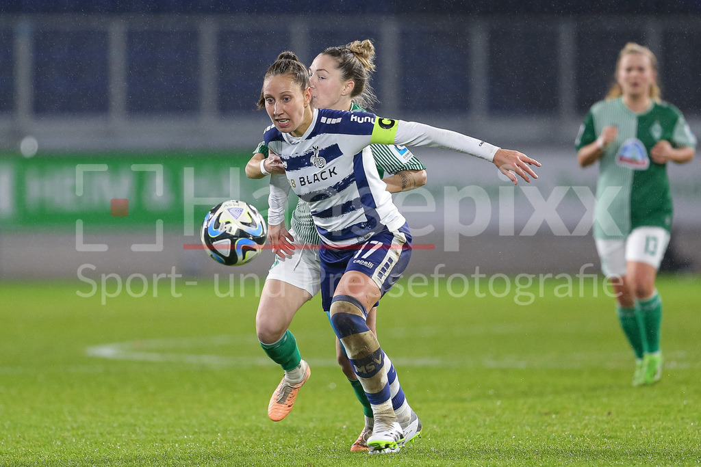 Fussball, Google Pixel Frauen-Bundesliga, MSV Duisburg - SV Werder Bremen | v.li.: Yvonne Zielinski (MSV Duisburg, 17) und Lisa Josten (SV Werder Bremen, 7) im Zweikampf, Duell, Dynamik, Aktion, Action, Spielszene, DIE DFB-RICHTLINIEN UNTERSAGEN JEGLICHE NUTZUNG VON FOTOS ALS SEQUENZBILDER UND/ODER VIDEOÄHNLICHE FOTOSTRECKEN. DFB REGULATIONS PROHIBIT ANY USE OF PHOTOGRAPHS AS IMAGE SEQUENCES AND/OR QUASI-VIDEO.