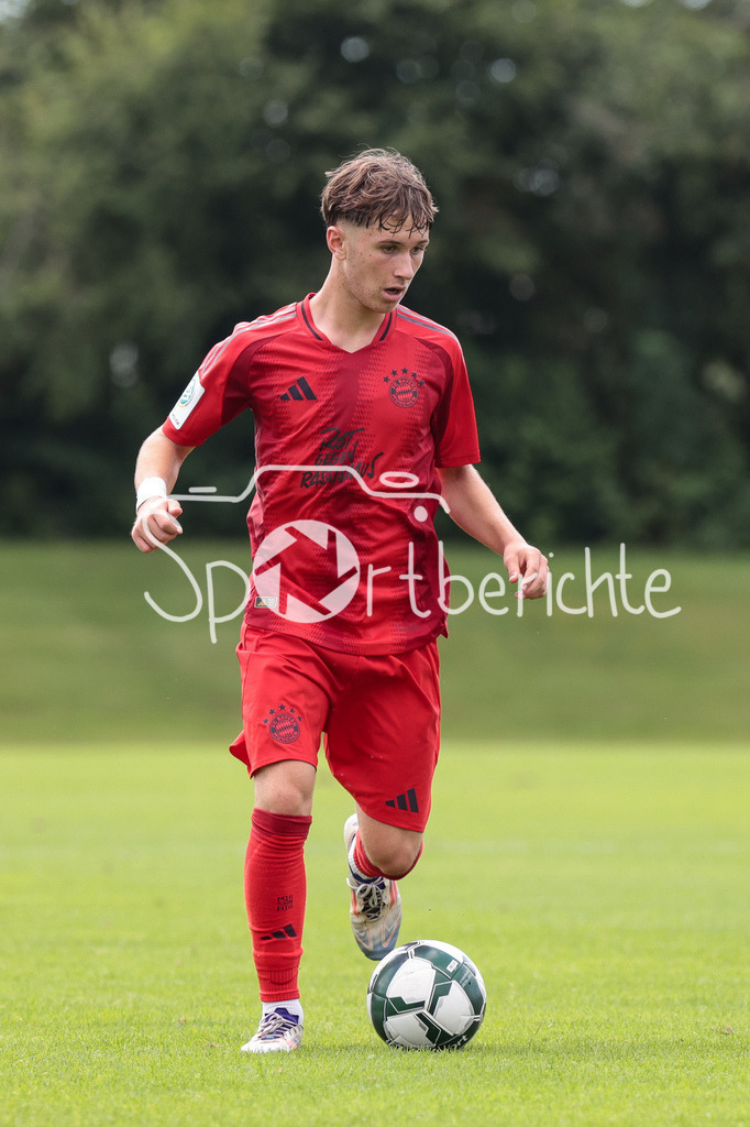 SpVgg Unterhaching U19 - FC Bayern München U19 | am Ball Tim BINDER (FCB #7) / Freisteller / Einzelfoto