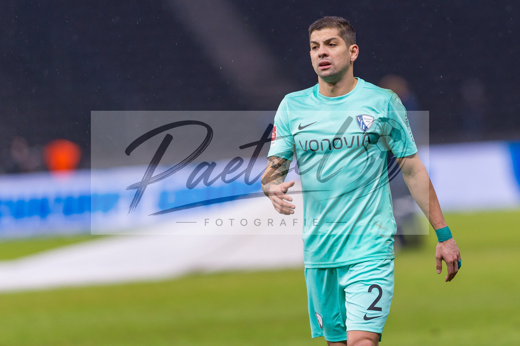 HERBOC20220204_073 | Fussball, Herren: Cristian Gamboa (VfL Bochum) schaut bei dem Spiel der 1. Bundesliga zwischen Hertha BSC und VfL Bochum im Olypiastadion am 04.02.2022 in Berlin, Deutschland.DFB / DFL REGULATIONS PROHIBIT ANY USE OF PHOTOGRAPHS AS IMAGE SEQUENCES AND/OR QUASI-VIDEO. - Realisiert mit Pictrs.com