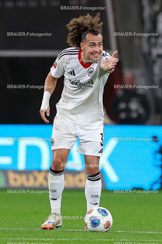 Bayer 04 Leverkusen vs Eintracht Frankfurt - Bundesliga  | Leverkusen, Deutschland, 12.09.25:   Arthur Theate (Eintracht Frankfurt) gestikuliert, Gestik in Aktion am Ball, Einzelaktion waehrend des Spiels der Bundesliga zwischen  Bayer 04 Leverkusen vs Eintracht Frankfurt in der BayArena(Foto von Brauer-Fotoagentur / Adrian Schlueter)
