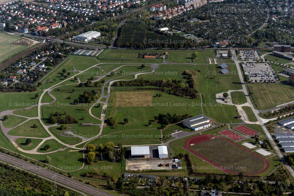 4040913 | LEIPZIG 15.09.2020 Gebäudekomplex der Bundeswehr- Militär- Kaserne mit Kraftfahrausbildungszentrum der Bundeswehr an der Landsberger Straße / Olbrichtstraße im Ortsteil Möckern in Leipzig im Bundesland Sachsen, Deutschland. // Building complex of the German army - Bundeswehr military barracks with a motor vehicle training center of the Bundeswehr on Landsberger Strasse / Olbrichtstrasse in the district Moeckern in Leipzig in the state Saxony, Germany. Foto: Gerhard Launer