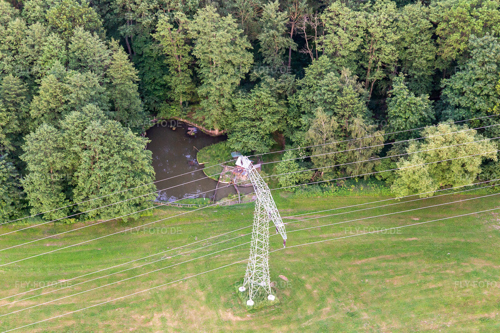 Luftbild: Hochspannungmast am Waldrand mit Angelweier im Ortsteil Burkersdorf in Zittau im Bundesland Sachsen in Deutschland. Foto: IMG_141638.jpg vom 23.05.2024 durch Werner Riehm/FLY-FOTO.de
