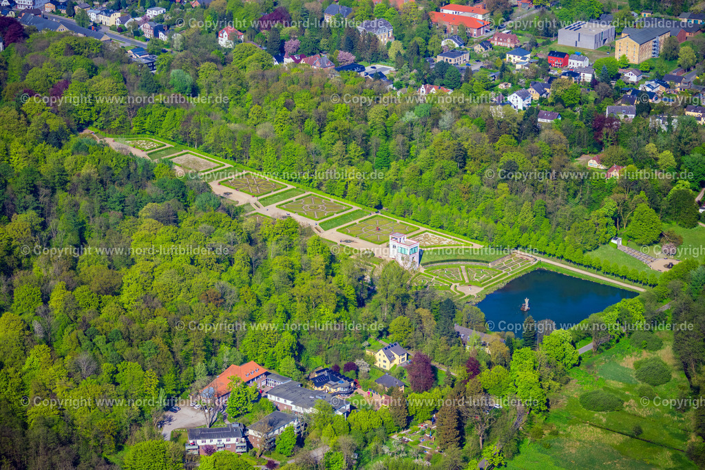 Schleswig_Schloss_Gottdorf_Barokgarten_ELS_0737010524 | SCHLESWIG 01.05.2024 Parkanlage eines Barockgarten beim Schloss Gottorf im Ortsteil Annettenhöh in Schleswig im Bundesland Schleswig-Holstein. Der " Fürstengarten " und ein begehbarer Riesenglobus im Globushaus wurden seit der Eröffnung ein Publikumsmagnet. Der gesamte Garten wurde in Hanglage errichtet, an deren unteren Ende der Herkules-Teich angelegt ist. // Park of a baroque garden with the castle Gottorf in the district of Annettenhoeh in Schleswig in the federal state Schleswig-Holstein. The "prince's garden" and a passable gigantic globe in the globe house became a public magnet since the opening. The whole garden was established in hillside situation in whose bottom the Herkules pond is put on. Foto: Martin Elsen