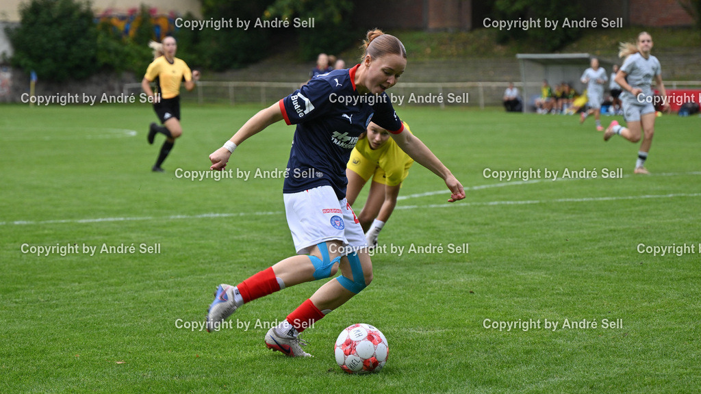Holstein Kiel vs VfL Wolfsburg II | Kira Hasse (Holstein #24) umspielt Ylvi Eisenbeiß (Wolfsburg #1) und trifft in der 2. Minute auf spitzem Winkel zum 1-0  / Fußball-Regionalliga Nord Frauen 2026/2027 / Holstein Kiel vs VfL Wolfsburg II / Waldwiese / Kiel / 13.09.26 - Realisiert mit Pictrs.com