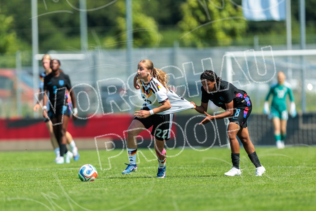 Testspiel U16-Juniorinnen: Deutschland – England | Die Bildergalerie dokumentiert das Länderspiel der deutschen U16-Juniorinnen gegen die Auswahl Englands. Die Fotografien zeigen Spielaktionen, Zweikämpfe, Torchancen, Mannschaftsszenen sowie weitere Impressionen der Begegnung. Die Aufnahmen entstanden im Rahmen des Testspiels beider Nachwuchsnationalmannschaften in der Kümpel + Hellmeister Arena in Hamm am 20. Juni 2026 und halten die sportlichen und emotionalen Momente des Spiels fest. - Realisiert mit Pictrs.com