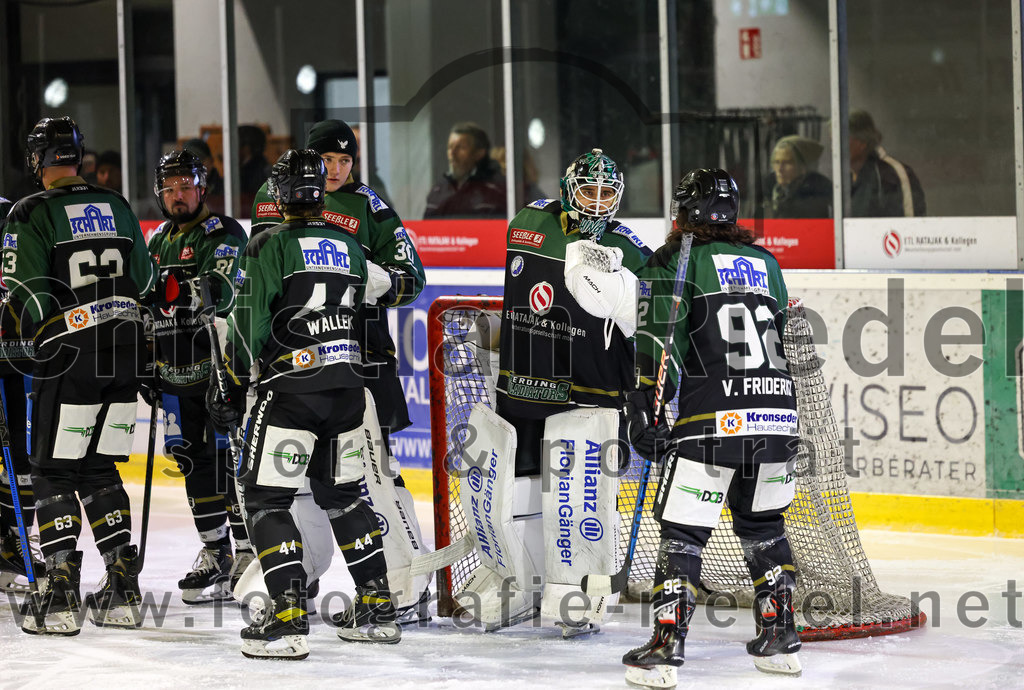 2022-11-20_001_TSV_Erding_gegen_ERSC_Amberg | Erding, Deutschland, 20.11.2022:
Eishockey, Bayernliga 2022 / 2023, 15. Spieltag, TSV Erding gegen ERSC Amberg, Endergebnis: 5:1

Tobias Cramer (Erding Gladiators, #63), Paul Wallek (Erding Gladiators, #44), Torwart Thomas Hingel (Erding Gladiators, #33), Marius von Friderici-Steinmann (Erding Gladiators, #92)

Foto: Christian Riedel / fotografie-riedel.net
