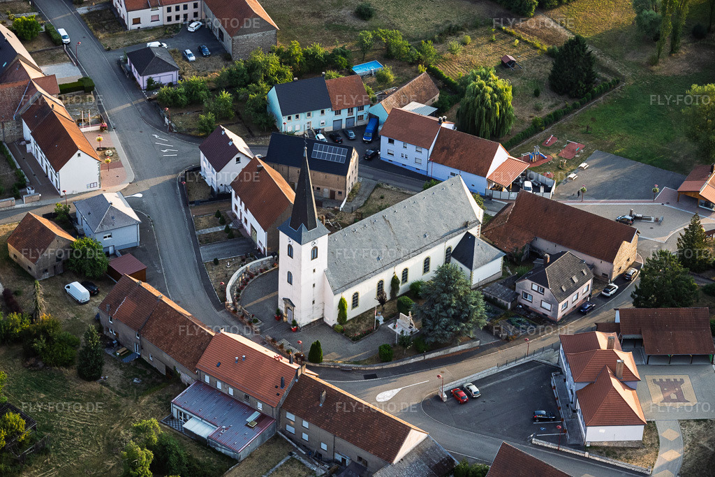Luftbild: Kirche in der Dorfmitte in Rimling im Bundesland Moselle in Frankreich. – Foto: IMG_158663.jpg vom 15.08.2026 durch Werner Riehm/FLY-FOTO.de – Auflösung des Originals: 5876 x 3917 px