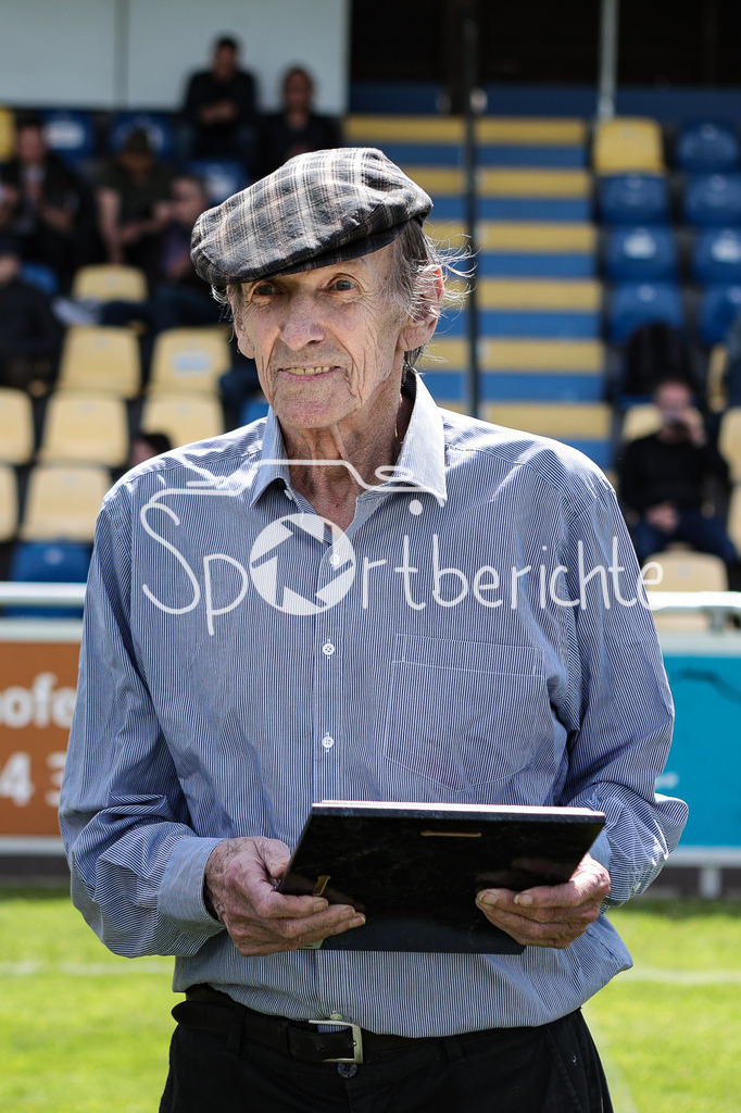 FC Pipinsried - SV Wacker Burghausen | Pipinsried Vereinslegende Konrad HOESS wird in der Halbzeit zum Ehrenpraesidenten ernannt / Ehrung / Einzelfoto / Freisteller