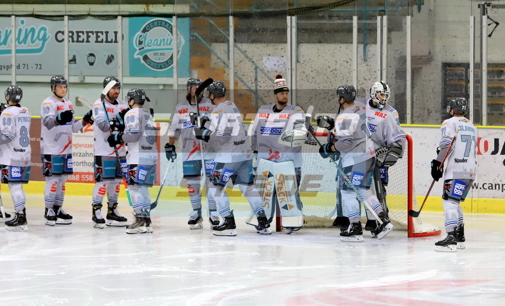 Moskitos Spieler klatschen ab | Moskitos Spieler klatschen ab - Realisiert mit Pictrs.com