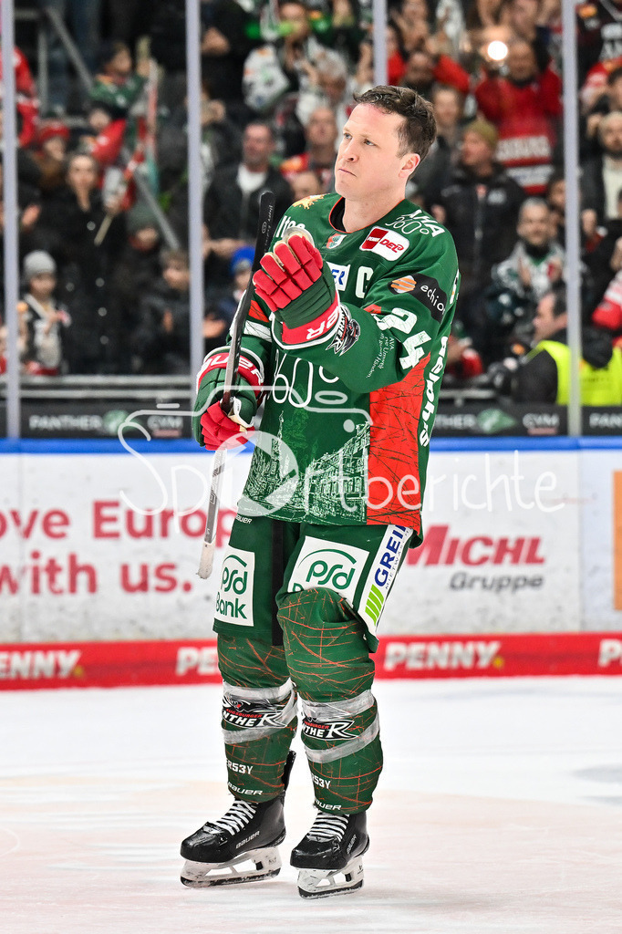 Augsburger Panther - Grizzlys Wolfsburg | AUGSBURG, GERMANY - 15. MARCH: im Bild T. J. TREVELYAN (Augsburger Panther 24) / Einzelfoto / Freisteller nach dem Match zwischen den Augsburger Panthern und den Grizzlys Wolfsburg am 52. Spieltag der Penny DEL im Curt Frenzel Stadion / der sich bei den Fans verabschiedet