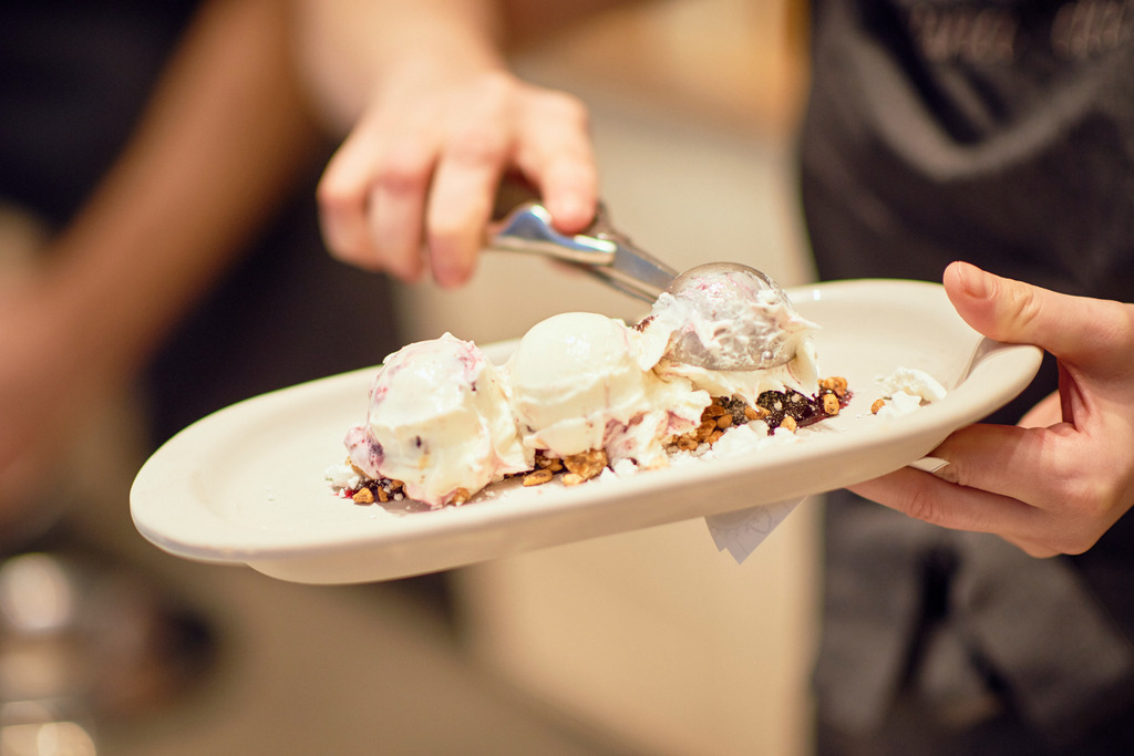 Gelateria la Romana, Specialita' Croccante all' amarena | Wien, Austria - December 21, 2017: Gelateria la Romana. - Realisiert mit Pictrs.com