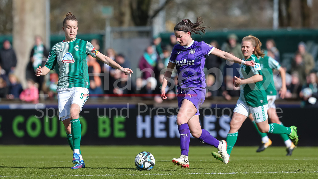 Fussball, Google Pixel Frauen-Bundesliga, SV Werder Bremen - SGS Essen | v.li.: Michelle Ulbrich (SV Werder Bremen, 5) und Katharina Piljic (SGS Essen, 6) im Zweikampf, Duell, Dynamik, Aktion, Action, Spielszene, DIE DFB-RICHTLINIEN UNTERSAGEN JEGLICHE NUTZUNG VON FOTOS ALS SEQUENZBILDER UND/ODER VIDEOÄHNLICHE FOTOSTRECKEN. DFB REGULATIONS PROHIBIT ANY USE OF PHOTOGRAPHS AS IMAGE SEQUENCES AND/OR QUASI-VIDEO.