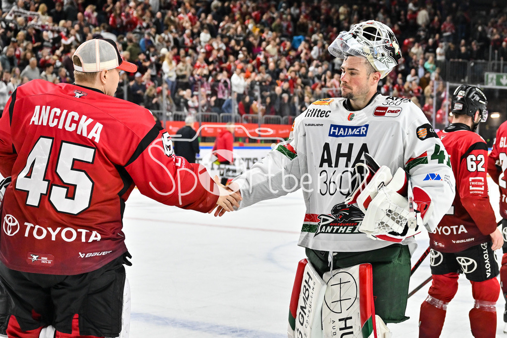 Kölner Haie - Augsburger Panther | KÖLN, DEUTSCHLAND - 04. MÄRZ: im Bild Tobias ANCICKA (Kölner Haie 45) und Peyton JONES (Augsburger Panther 41) beim Shakehands nach dem Match zwischen den Kölner Haien und den Augsburger Panthern am 48. Spieltag der Penny DEL in der Lanxess Arena