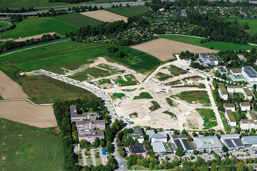 dr__0207417.jpg | NEU-ULM 19.08.2023 Baustellen zum Neubau- Wohngebiet einer Einfamilienhaus- Siedlung Neubaugebiet "Wohnen am Illerpark" an der Humboldtstraße in Neu-Ulm im Bundesland Bayern, Deutschland. Weiterführende Informationen bei: Stadt Neu-Ulm. // Construction sites for new construction residential area of detached housing estate Neubaugebiet "Wohnen on Illerpark" on street Humboldtstrasse in Neu-Ulm in the state Bavaria, Germany. Further information at: Stadt Neu-Ulm. Foto: Daniel Reiter