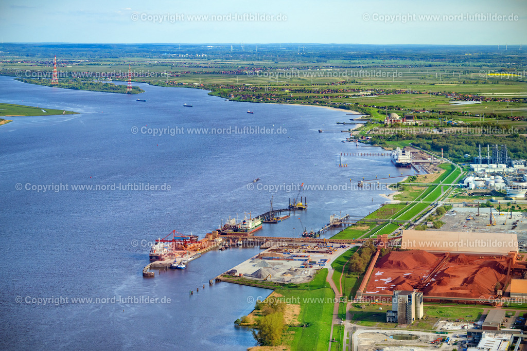 Stade_Seehafen_LNG_Terminal_ELS_9411290424 | STADE 29.04.2024 Hafenanlage Stader Seehafen AOS am Bützflether Sand in Bützfleth im Bundesland Niedersachsen, Deutschland. Weiterführende Informationen bei: Dow Deutschland Anlagengesellschaft mbH. // Stader Seehafen Refinery equipment and management systems on the factory premises of the mineral oil manufacturers of Dow Deutschlond Anlagengesellschaft mbH in Buetzfleth in the state Lower Saxony, Germany. Further information at: Dow Deutschland Anlagengesellschaft mbH. Foto: Martin Elsen