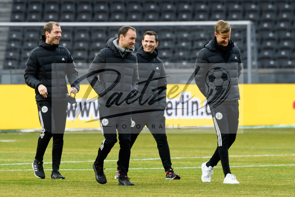 BSCFCB20220123_151 | Fussball, Herren: Schiedsrichter Bastian Dankert, Schiedsrichterassistent Rene Rohde, Schiedsrichterassistent Marcel Unger und Vierter Offizieller Arne Aarnik schauen bei dem Spiel der 1. Bundesliga zwischen Hertha BSC und FC Bayern Muenchen im Olypiastadion am 23.01.2022 in Berlin, Deutschland.DFB / DFL REGULATIONS PROHIBIT ANY USE OF PHOTOGRAPHS AS IMAGE SEQUENCES AND/OR QUASI-VIDEO. - Realisiert mit Pictrs.com
