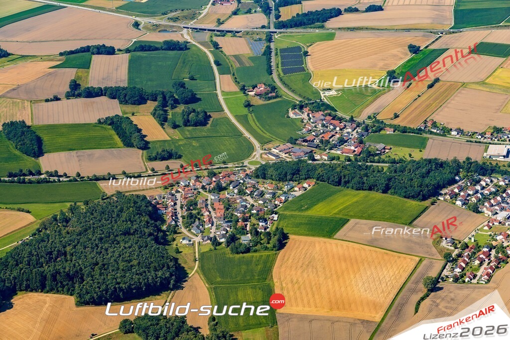 Schrägluftbild  Siegensdorf  Ergoldsbach - Das Luftbild wurde 2025 vom UL-Flugzeug heraus erstellt ( keine Drohne ) - Hochauflösende Luftaufnahme -Nicht vergleichbar mit Google Maps oder Satelittenbilder- Die Geschenkidee !Mit Lizenz und Bildrechte bestellbar