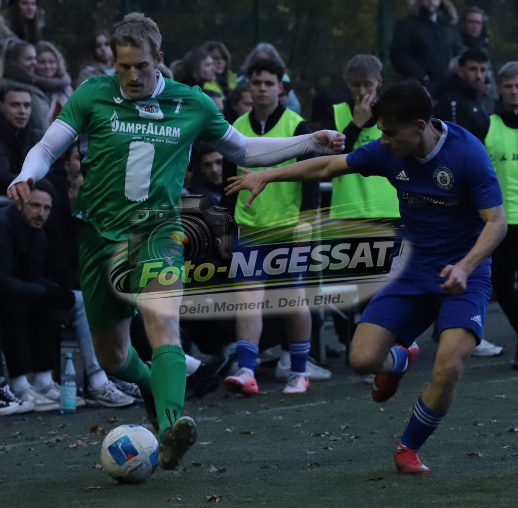 Bünder SV - TuS Bruchmühlen | Auf dem Bild zu sehen: grün Bünder SV: Volkmar Vöge ; blau TuS Bruchmühlen: Luis MantheyBünder SV, TuS Bruchmühlen, Saison 25/26, Kreisliga A, Bünde, Deutschland - Realisiert mit Pictrs.com