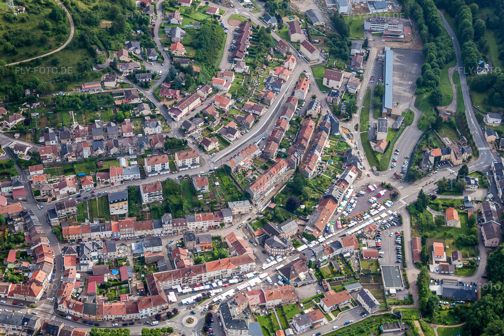 Luftbild: Ortsansicht der Straßen und Häuser der Wohngebiete in Ottange im Bundesland Moselle in Frankreich. – Foto: IMG_50560.jpg vom 23.06.2012 durch Werner Riehm/FLY-FOTO.de – Auflösung des Originals: 4752 x 3168 px