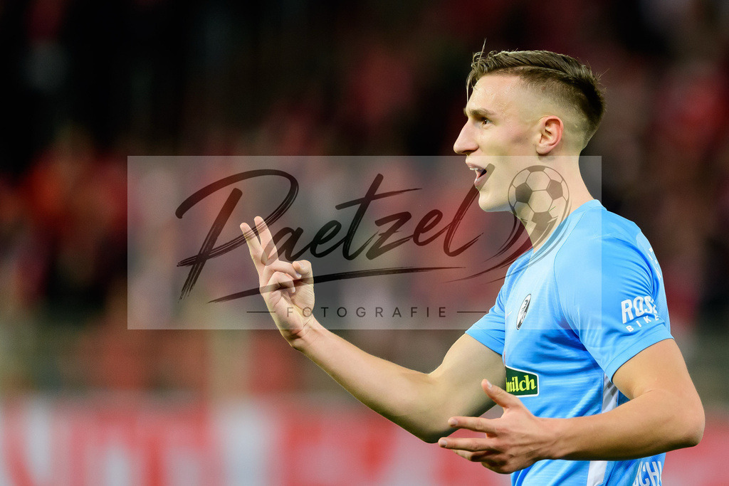 FCUFRE20211215_024 | Fussball, Herren: Nico Schlotterbeck (SC Freiburg) gestikuliert, Gestik bei dem Spiel der 1. Bundesliga zwischen 1. FC Union Berlin und SC Freiburg im Stadion An der Alten Foersterei am 15.12.2021 in Berlin, Deutschland.DFB / DFL REGULATIONS PROHIBIT ANY USE OF PHOTOGRAPHS AS IMAGE SEQUENCES AND/OR QUASI-VIDEO. - Realisiert mit Pictrs.com