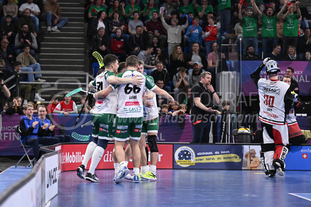 SV Wiler-Ersigen vs Floorball Köniz - 15. April 2023 | SV Wiler-Ersigen vs Floorball Köniz
Stimo Arena, Kloten
Deny Kaenzig (#77 SV Wiler-Ersigen) erzielt das 2:2.
Bild: Sportfotografie Markus Aeschimann | www.markus-aeschimann.ch - Realisiert mit Pictrs.com