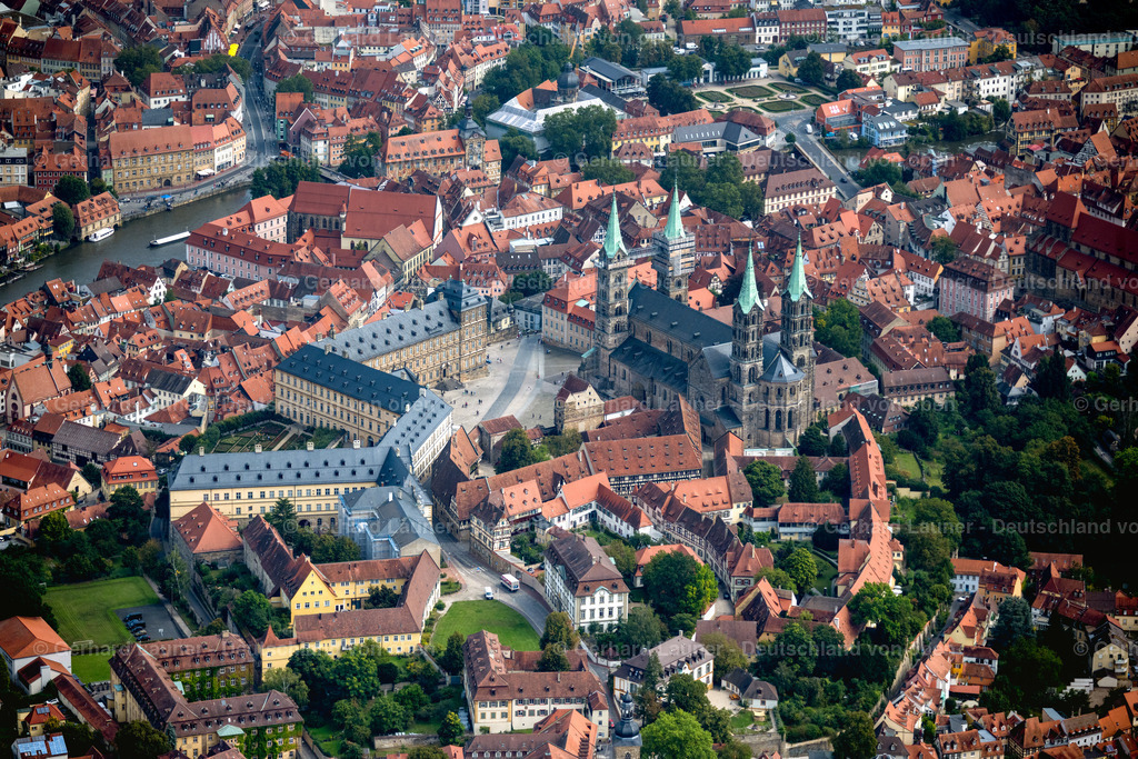 4060121 | BAMBERG 07.09.2021 Platz- Ensemble Domplatz mit Dom und neuer Residenz im Altstadtbereich und Innenstadtzentrum von Bamberg im Bundesland Bayern, Deutschland. Weiterführende Informationen bei: Domtouristik. // Ensemble space  with cathedral and new residence in the inner city center in Bamberg in the state Bavaria, Germany. Further information at: Domtouristik. Foto: Gerhard Launer