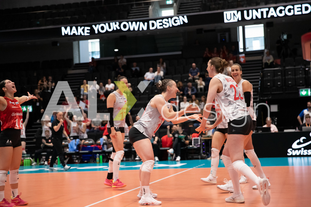 Georgia v Switzerland - CEV European League Women | KRIENS, SWITZERLAND - JUNE 12: Team of Switzerland celebrating during the CEV European League match between Georgia and Switzerland at Pilatus Arena on June 12, 2026 in Kriens, Switzerland. - Realisiert mit Pictrs.com